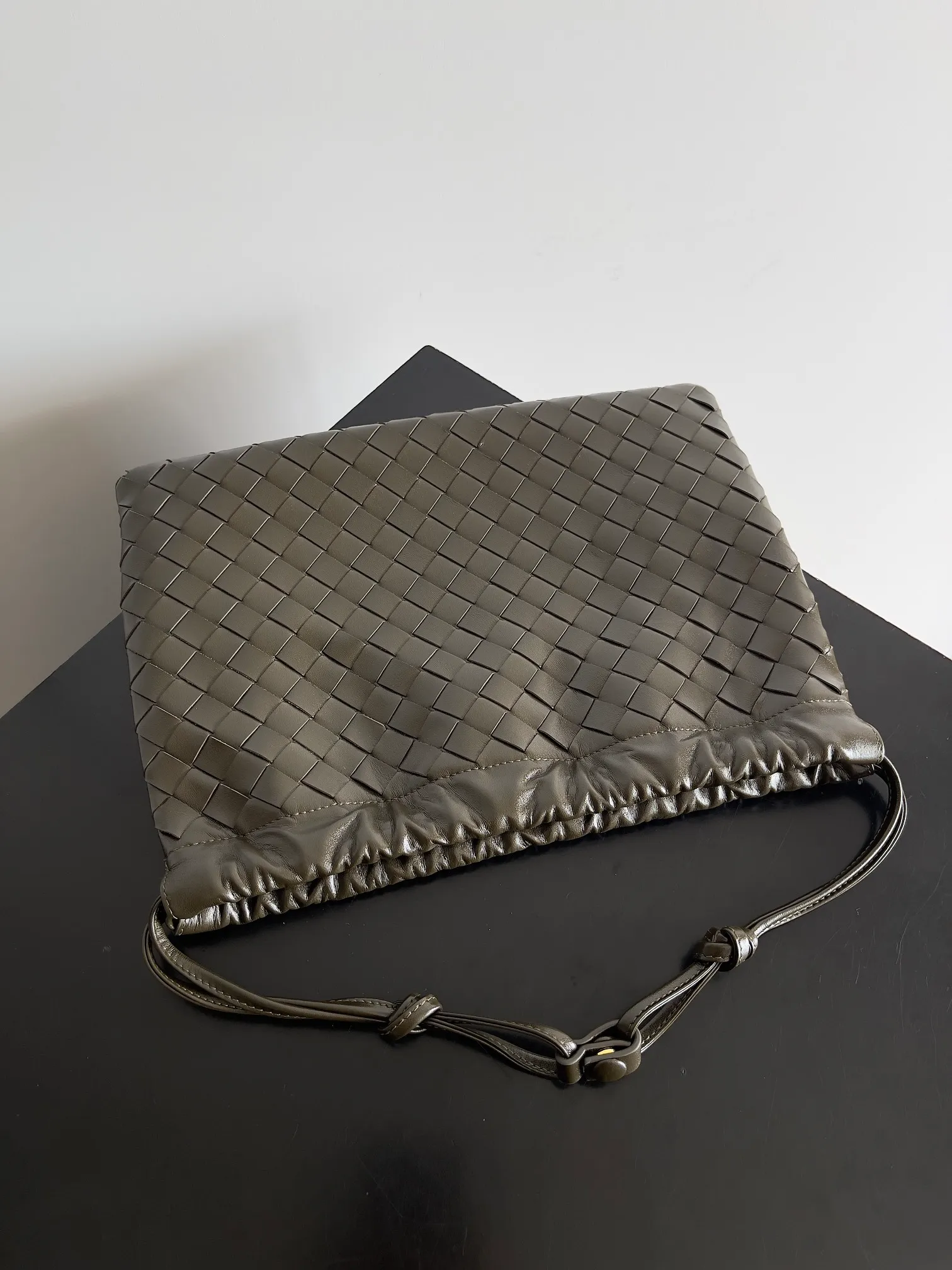 Batch 1560 Armpit bags have become a fashionable item that every girl has in their hands in recent years🛍️. The elegant and simple style has won the love of many people of different ages. However, there is an unavoidable trouble with armpit bags, that is, the capacity is too small, and BOTTEGA VENETA’s new Dustbag Considering people's travel needs, the capacity of garbage bags has been greatly upgraded. Folding umbrellas, water cups, and girls' makeup powder and lipstick can all be accommodated. It is very light and resistant to dirt. Even if you have a lot of things when traveling, it can reduce the burden to a certain extent. The shoulder straps are buckled and can be changed at will. It can be used for hand holding or as the liner of a large bag. After the drawstring is drawn, it looks like a cloud bag. It is very suitable for concave styling when traveling in summer🙋🏻‍♀️ Style number: 796728 Size: 32*23*1cm